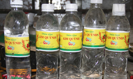 Mỗi ngày bán gần 400 chai giấm làm từ a-xít và nước lã ra thị trường