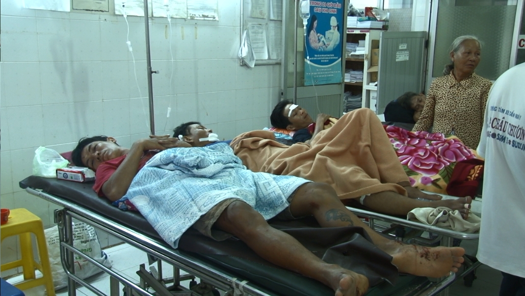 Các công nhân bị tai nạn lúc nhập viện tại Bệnh viện Đa khoa Sa Đéc
