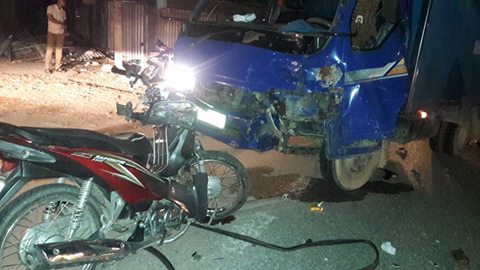 Xe máy đấu đầu ô tô sau ăn cưới, 4 người thương vong