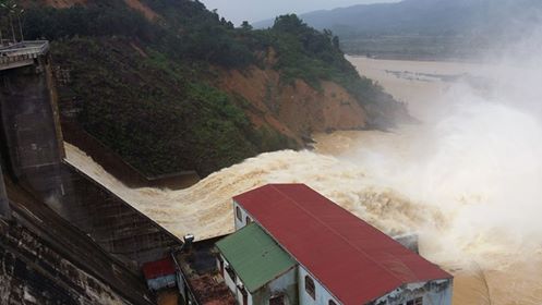 Thuỷ điện Hố Hô xả lũ ngày 16-10 - Ảnh: Đức Ngọc