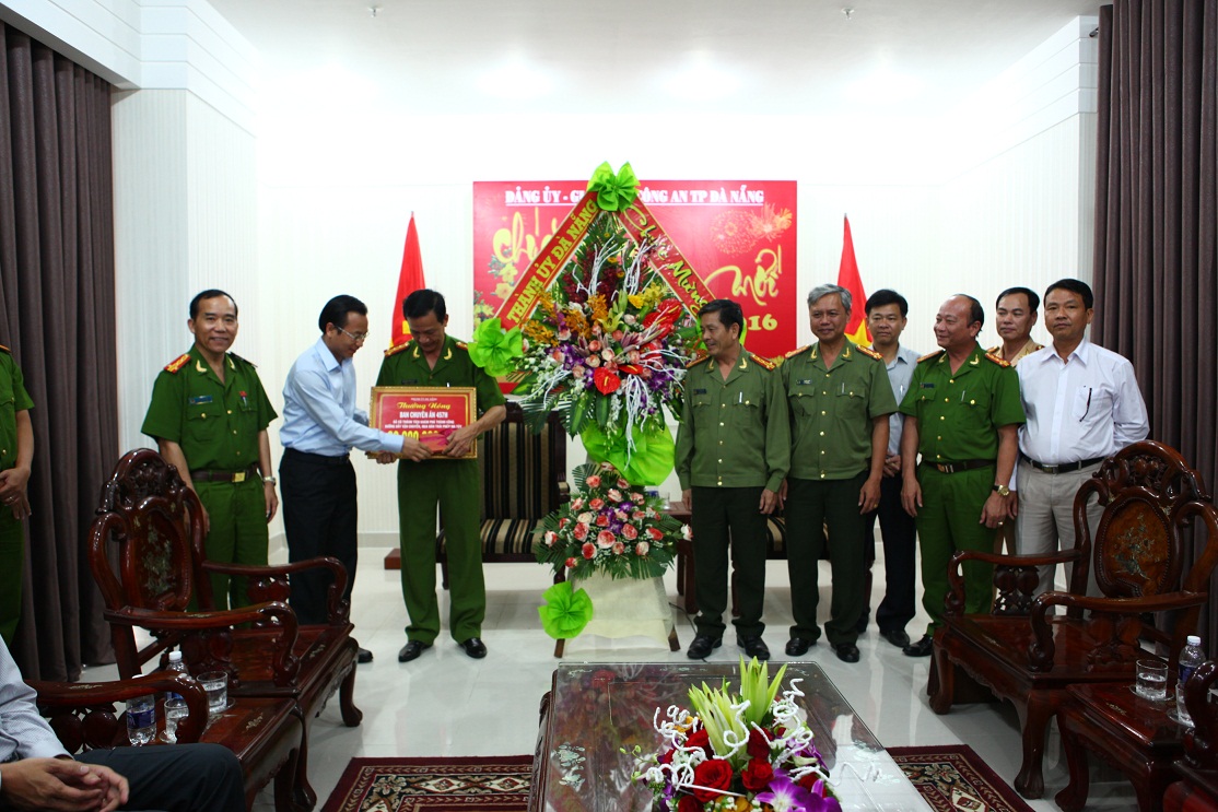 Bí thư Đà Nẵng khen thưởng các chiến sĩ bắt trùm ma túy