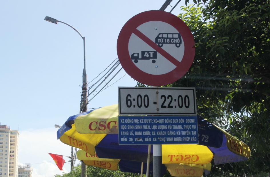 
Biển cấm xe tải tr&ecirc;n đường.
