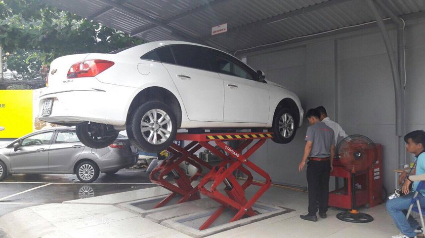Một chiếc xe đang được kiểm định ngay tại Chợ xe kiểu Mỹ