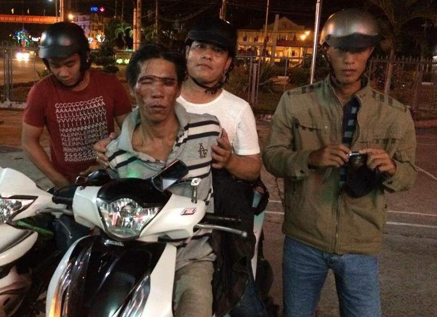 “Hiệp sĩ” đá văng đoản sắt của gã trộm SH