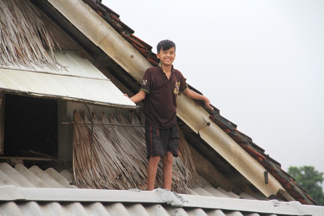 
Trẻ em phải tr&egrave;o l&ecirc;n m&aacute;i nh&agrave; tr&aacute;nh lũ
