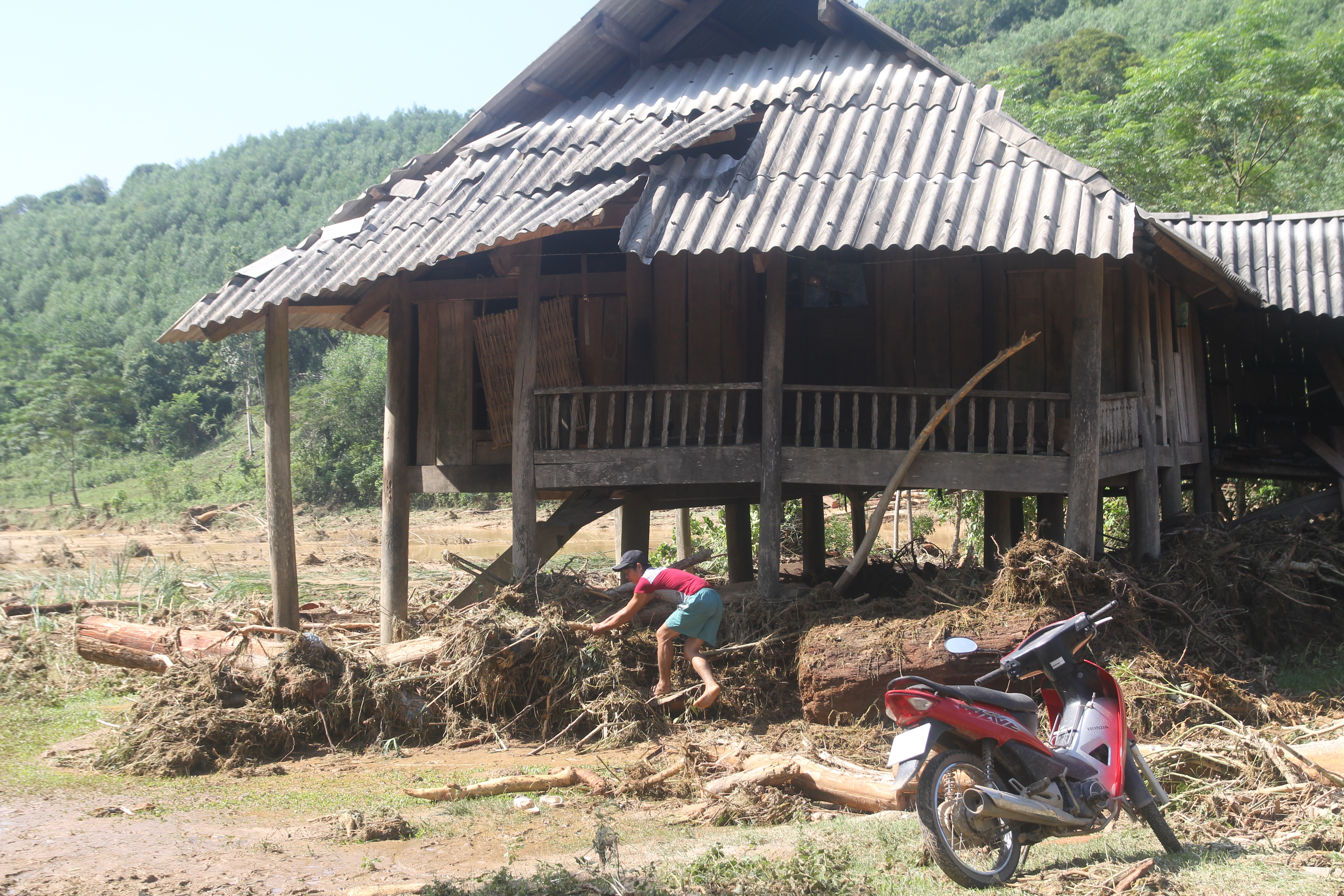 
Người d&acirc;n t&igrave;m kiếm vật dụng, t&agrave;i sản bị nước lũ cuốn tr&ocirc;i
