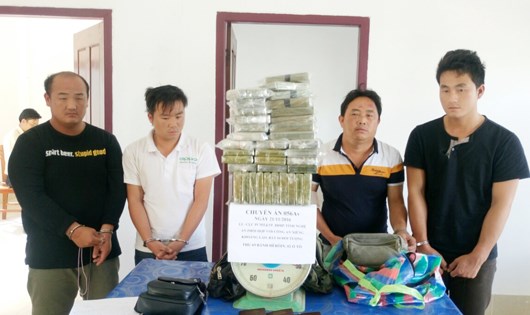 Bắt 4 người nước ngoài vận chuyển 69 bánh heroin từ "Tam giác vàng"