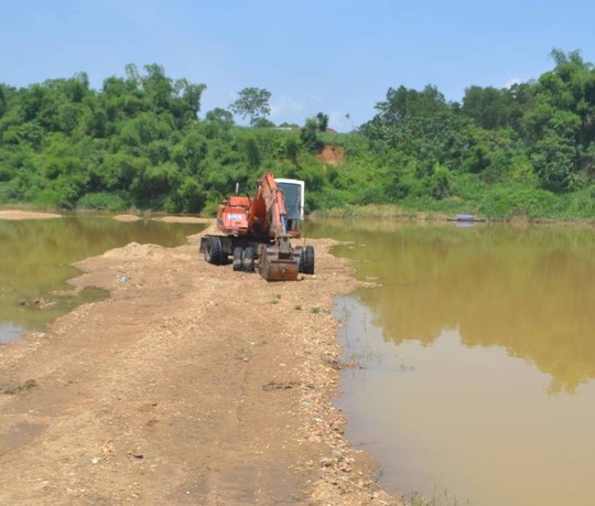 Máy xúc lật nhào, đè chết tài xế