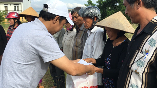 Tổng Biên tập Báo Người Lao Động Đỗ Danh Phương trao quà cho các hộ dân bị sập nhà ở huyện Tuy Phước, tỉnh Bình Định