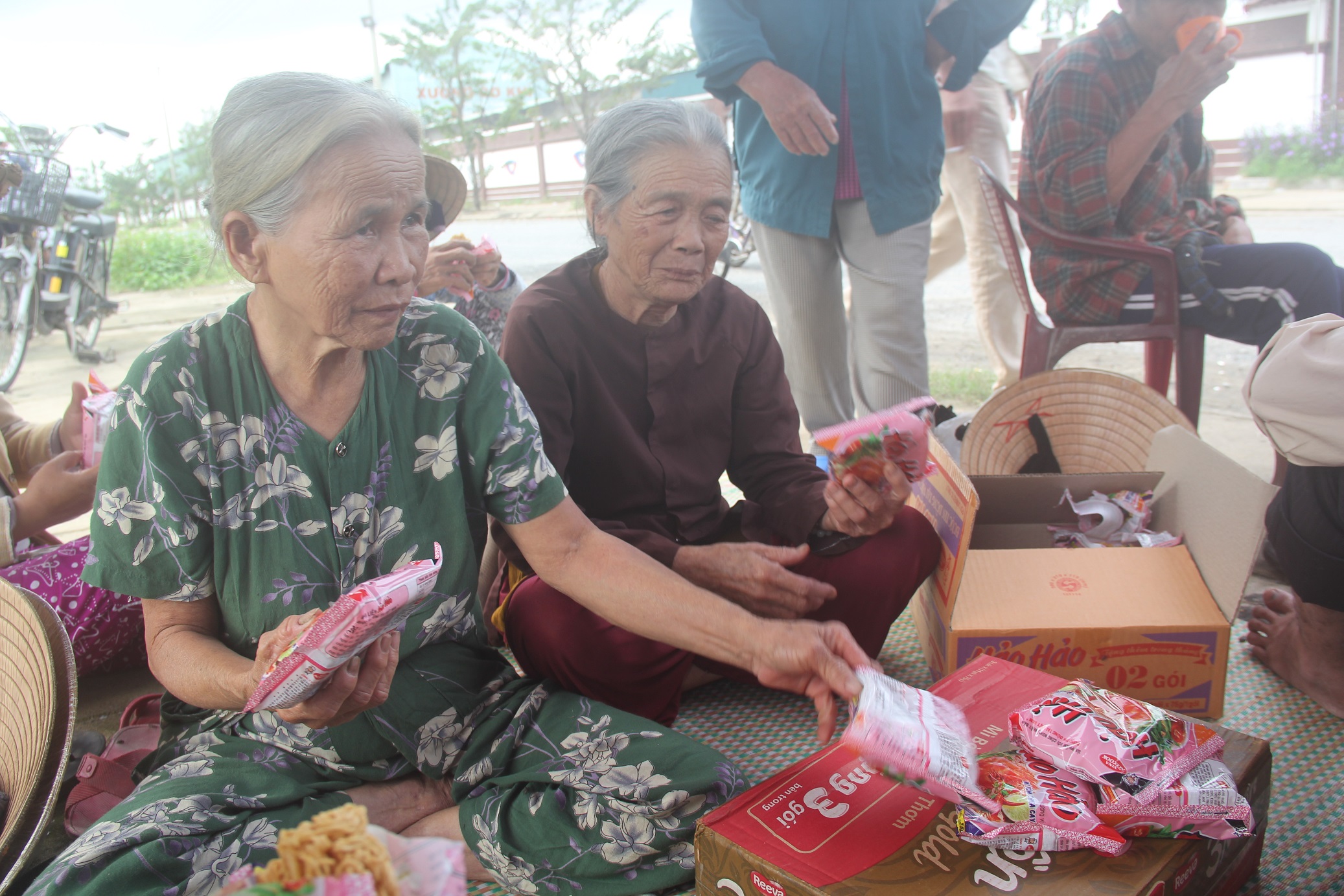 Quá khốn khổ vì ô nhiễm, người dân quanh nhà máy thép ở phường Điện Nam Đông dựng lều phản đối vào cuối năm 2014