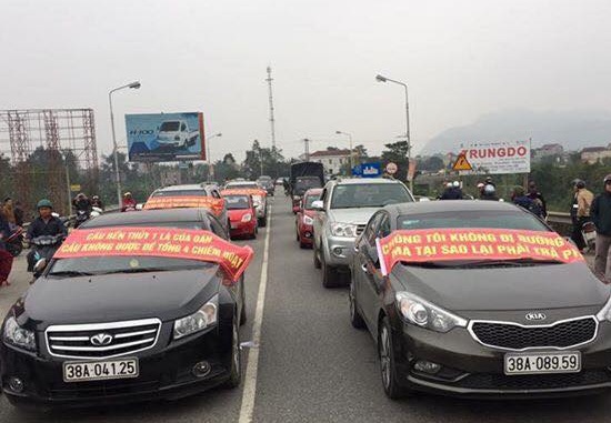 Phản đối việc thu phí, dân đưa ô tô chặn cầu Bến Thủy