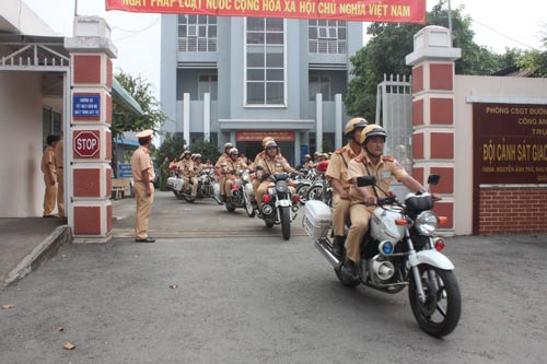 Lực lượng CSGT TP HCM ra qu&acirc;n đợt cao điểm bảo đảm trật tự x&atilde; hội, an to&agrave;n giao th&ocirc;ng trước, trong v&agrave; sau Tết nguy&ecirc;n đ&aacute;n 2017