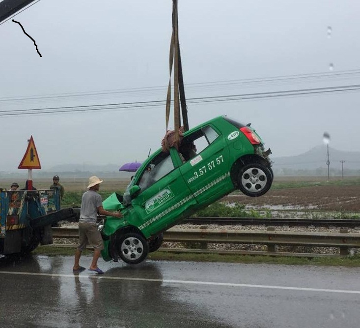Xe taxi hư hỏng nặng sau khi bị tàu hỏa tông