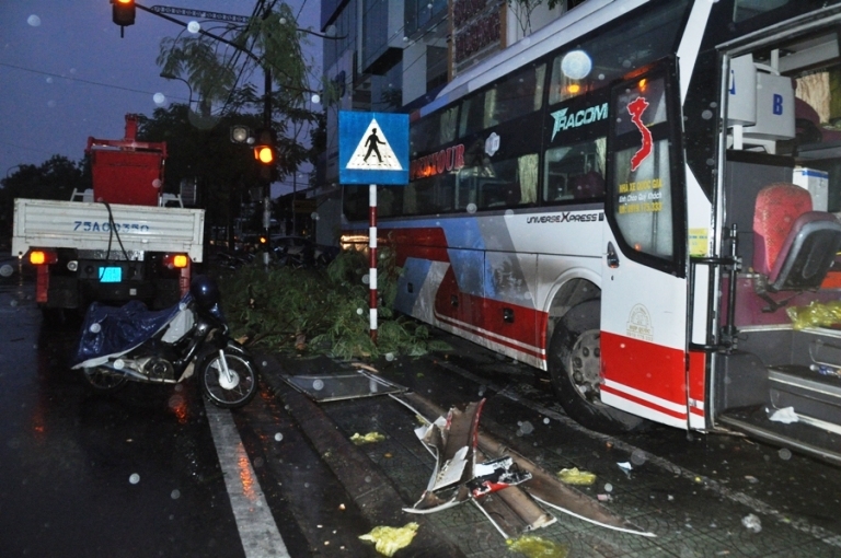 Hàng chục hành khách hoảng loạn vì xe khách lao vào nhà dân