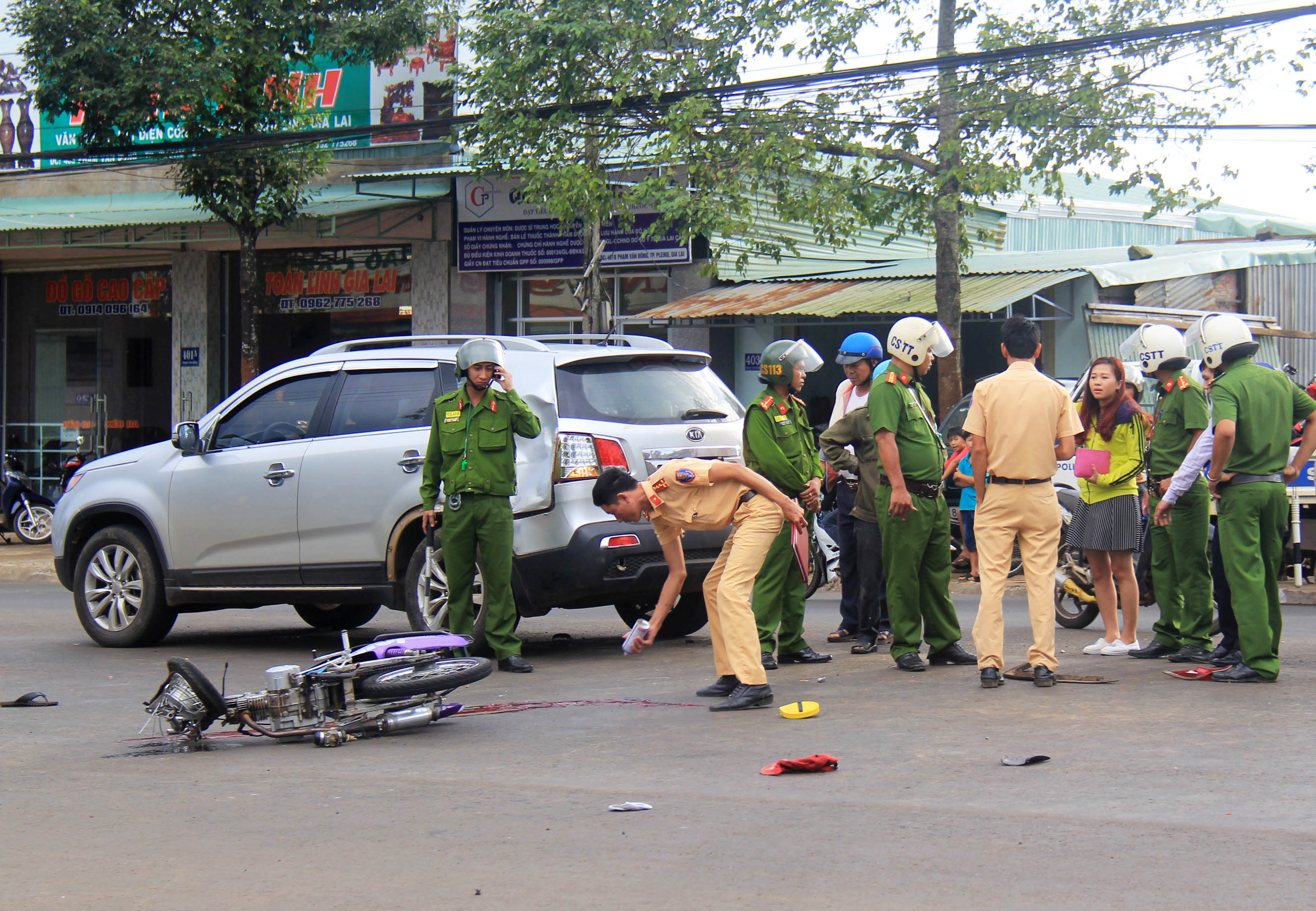 Không đội mũ bảo hiểm tông đuôi ô tô, 2 người thương vong