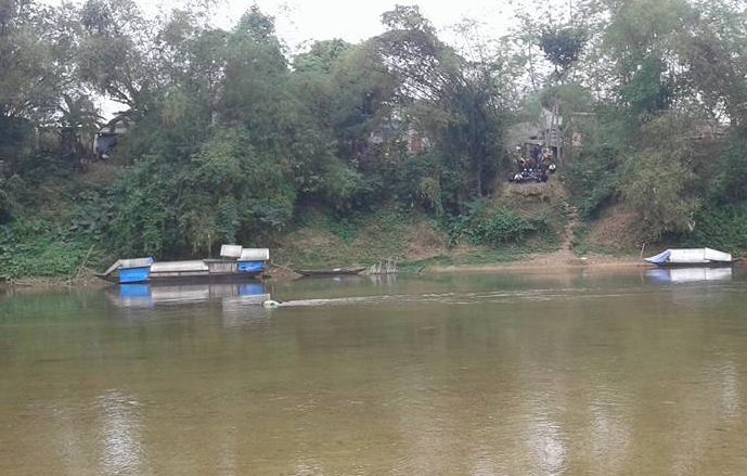 Thi thể nam thanh niên bị trói chân tay nổi trên sông