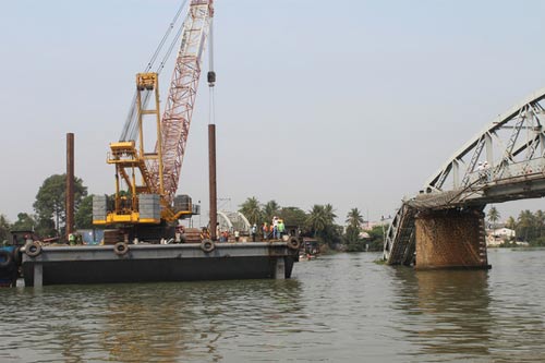 Khẩn trương vớt “xác” cầu Ghềnh