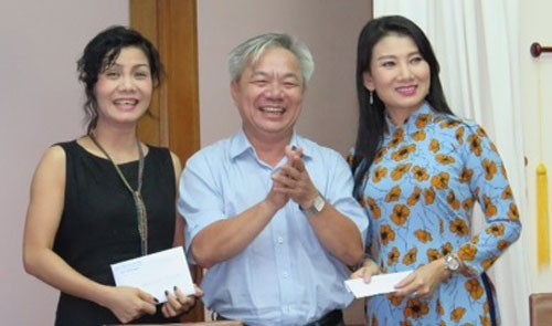 &Ocirc;ng Dương Thế Trung trao giải thưởng của Th&agrave;nh ủy TP HCM cho NSƯT Ho&agrave;ng Yến (tr&aacute;i) v&agrave; Mỹ Uy&ecirc;n Ảnh: Chi Li&ecirc;n