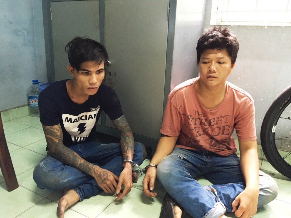 CSGT bắt ô tô chở thuốc lá lậu