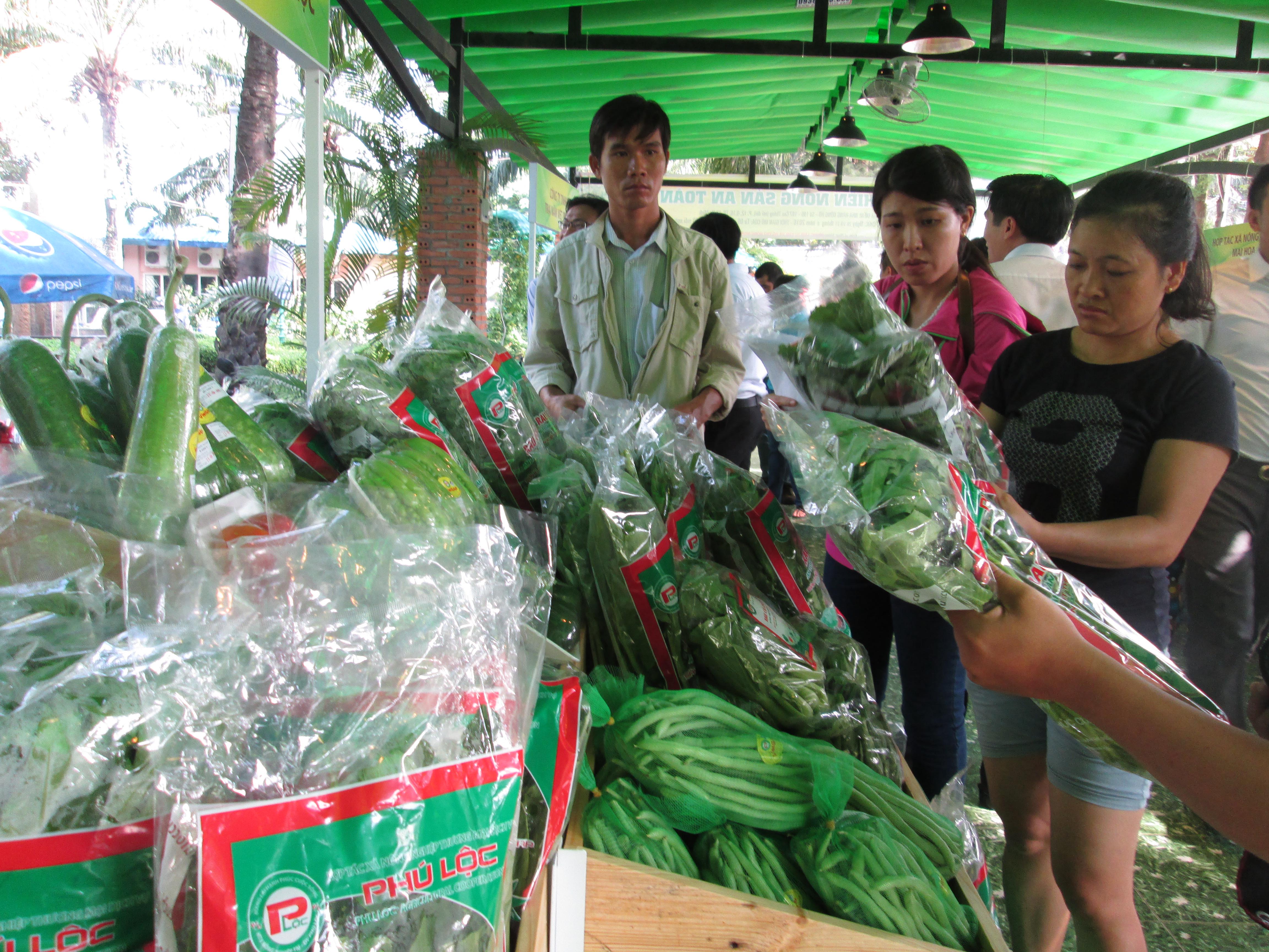 Chợ phiên nông sản thu hút người mua