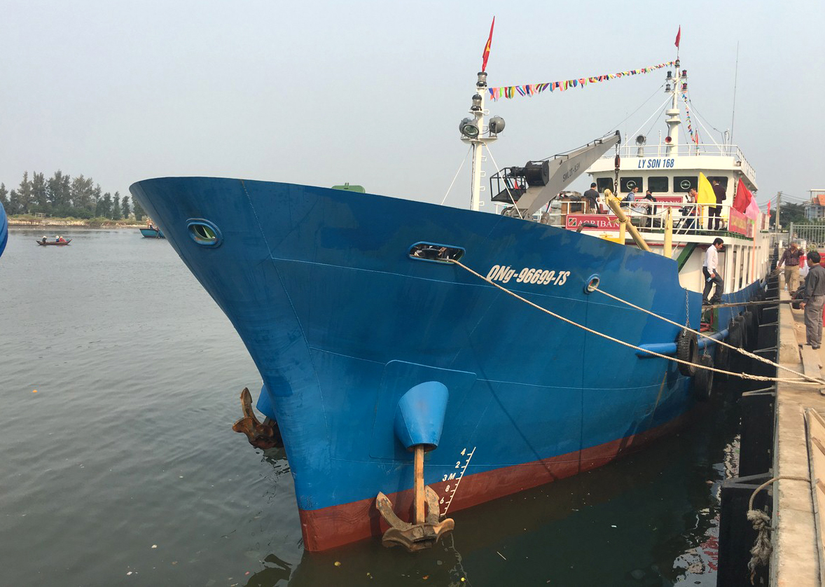 Ngư dân Lý Sơn tiếp nhận tàu dịch vụ hậu cần vỏ thép