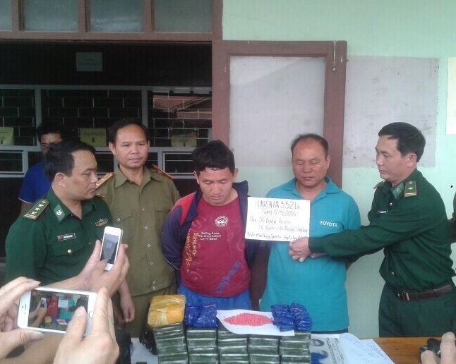 Bắt 2 đối tượng vận chuyển 36 bánh heroin, 15.000 viên ma túy