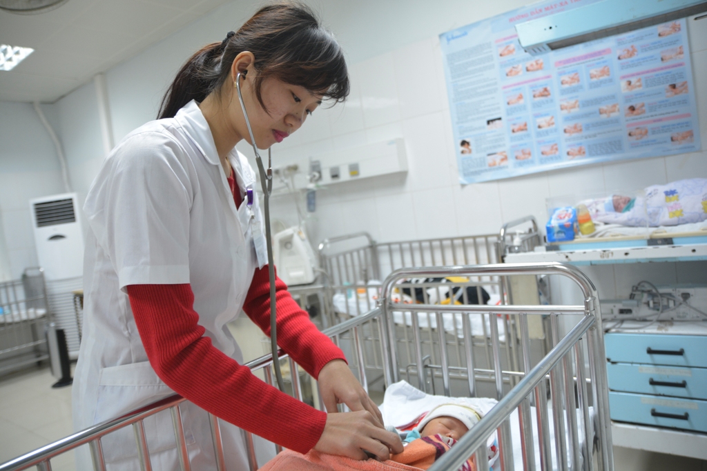 Sưởi ấm bằng than, bé 2 tháng tuổi tử vong, bố mẹ nguy kịch