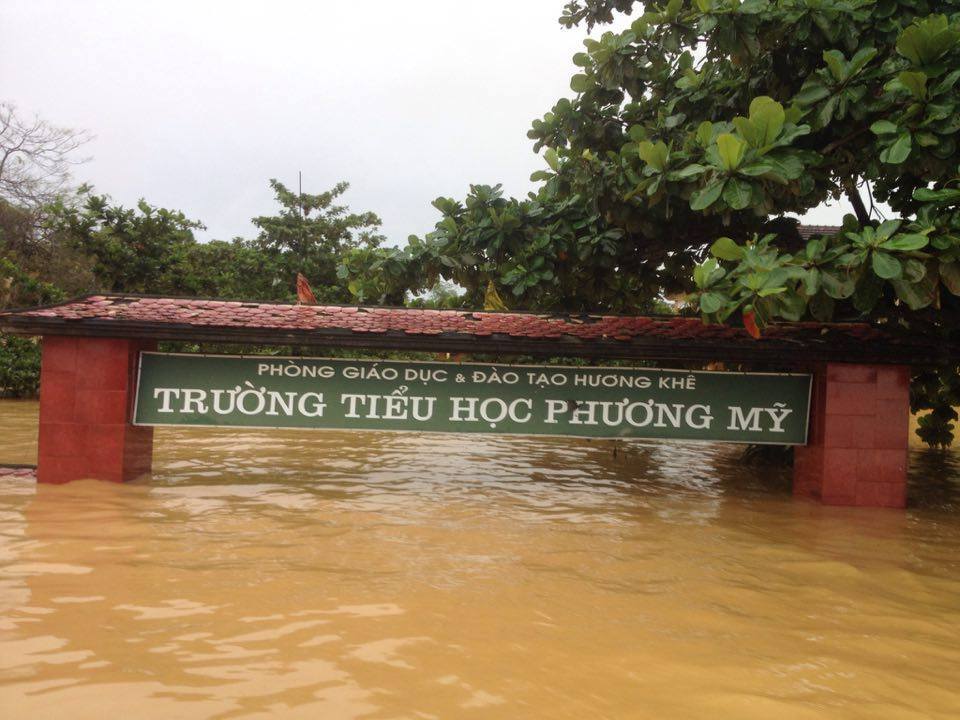 
Trường học x&atilde; Phương Mỹ ngập ch&igrave;m tr&ocirc;ng nước lũ.
