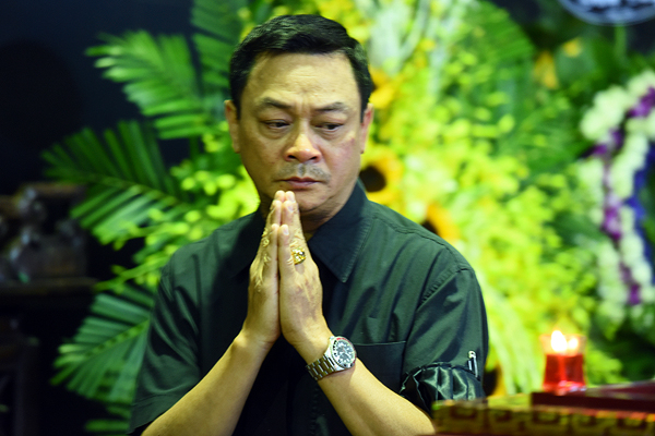 Nghệ sĩ Anh T&uacute; nh&igrave;n mặt người anh lần cuối