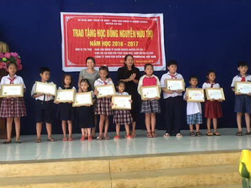 Trao học bổng cho học sinh nghèo