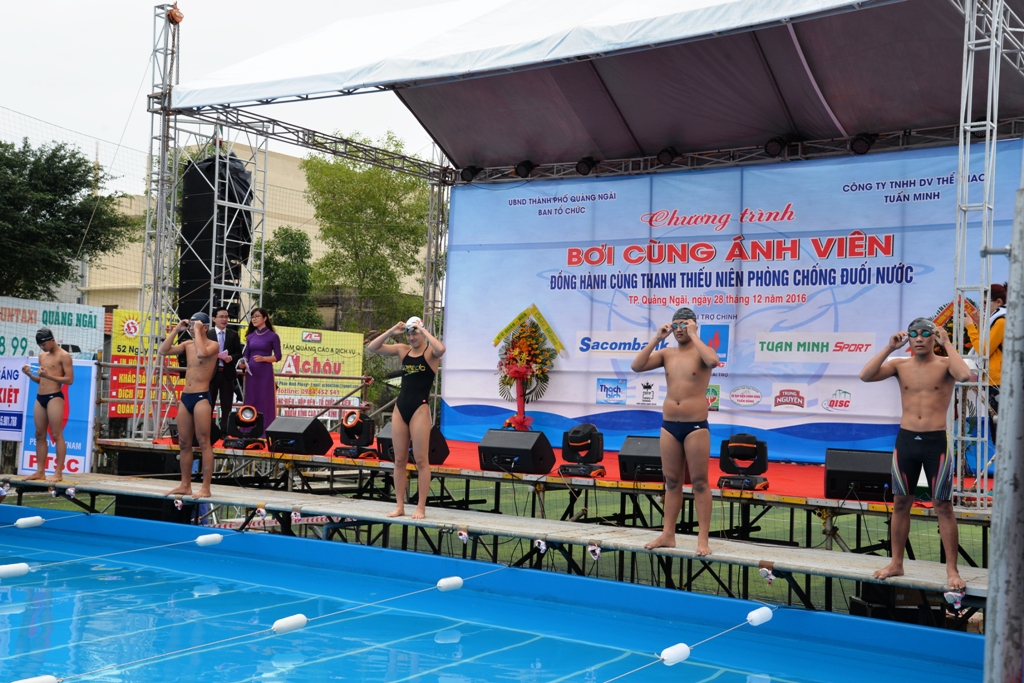 Ánh Viên bơi cùng học sinh Quảng Ngãi
