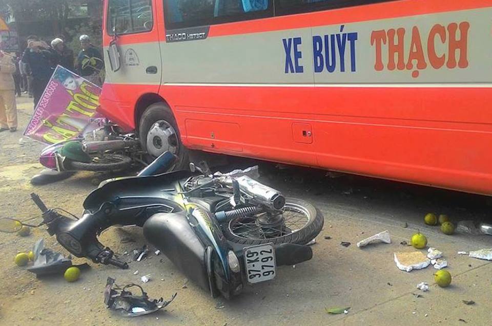 Đứng ở trạm chờ, bị xe buýt tông chết
