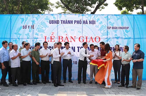 Đại diện Tập đoàn Vingroup trao tặng và bàn giao 3 xe kiểm nghiệm vệ sinh an toàn thực phẩm lưu động cho Hà Nội