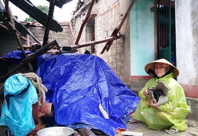 Lốc xoáy “oanh tạc” 5 phút,  trên 30 ngôi nhà bị tốc mái