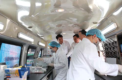 Lãnh đạo TP Hà Nội kiểm tra xe kiểm nghiệm vệ sinh an toàn thực phẩm lưu động