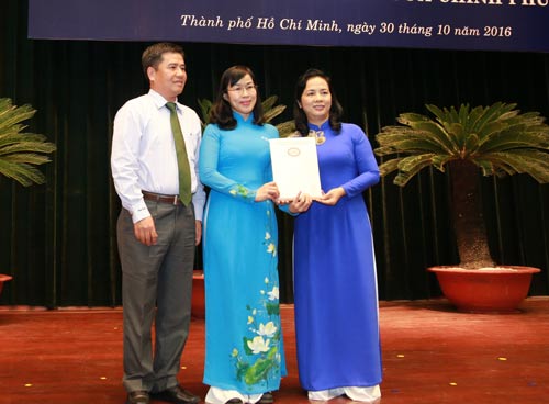 Đại diện Ngân hàng Nhà nước Chi nhánh TP HCM (bìa trái) trao giấy phép thành lập và hoạt động tổ chức tài chính vi mô cho Quỹ CEP