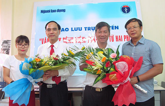 Giao lưu trực tuyến: Văn minh bệnh viện: Cần giải quyết nhiều vấn đề