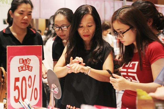 Hàng hiệu đua "siêu giảm giá" cuối năm