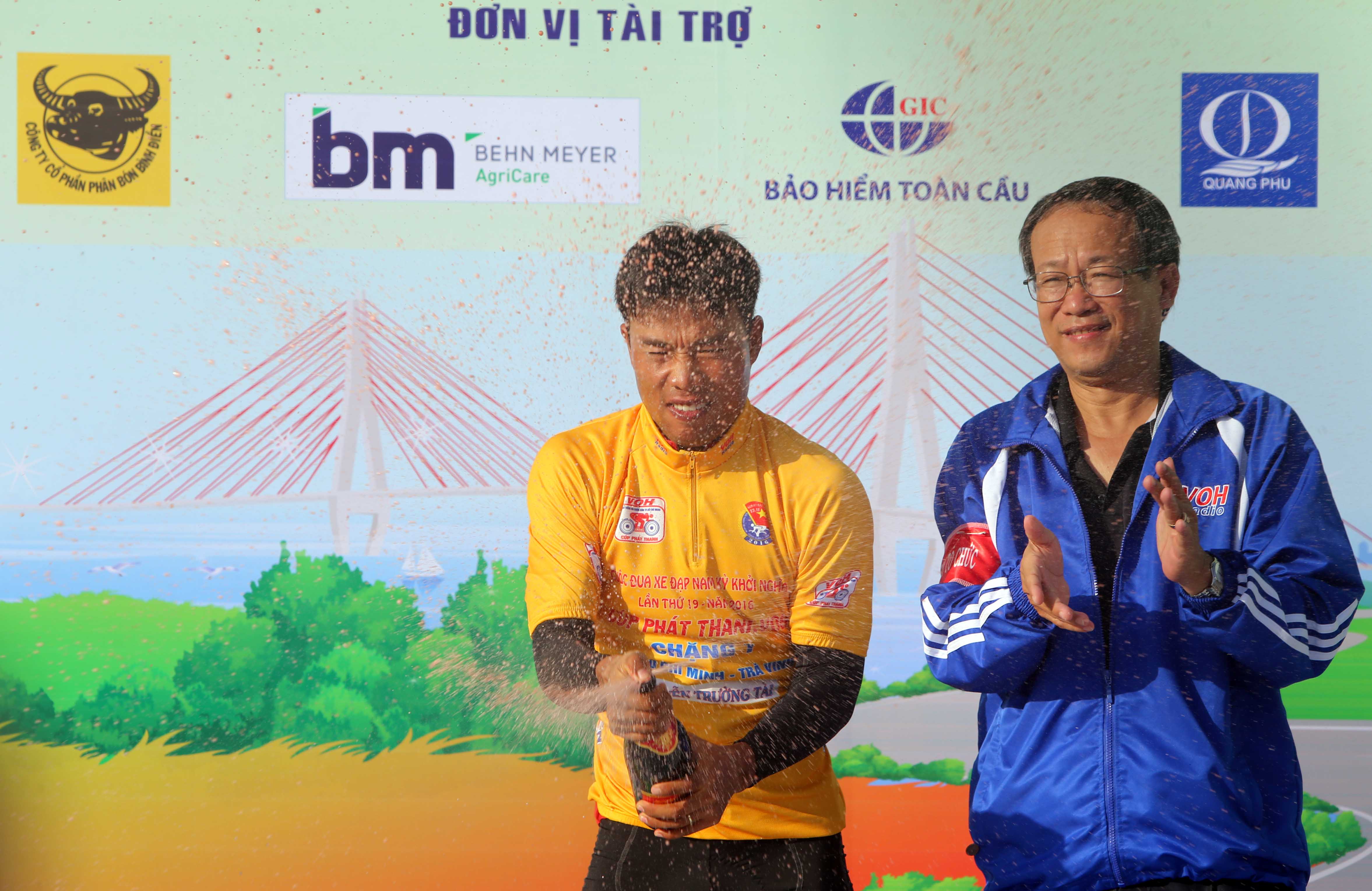 Nguyễn Trường Tài bảo vệ thành công Áo vàng