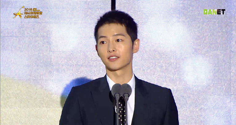 Song Joong Ki gom một lúc 3 giải thưởng truyền hình