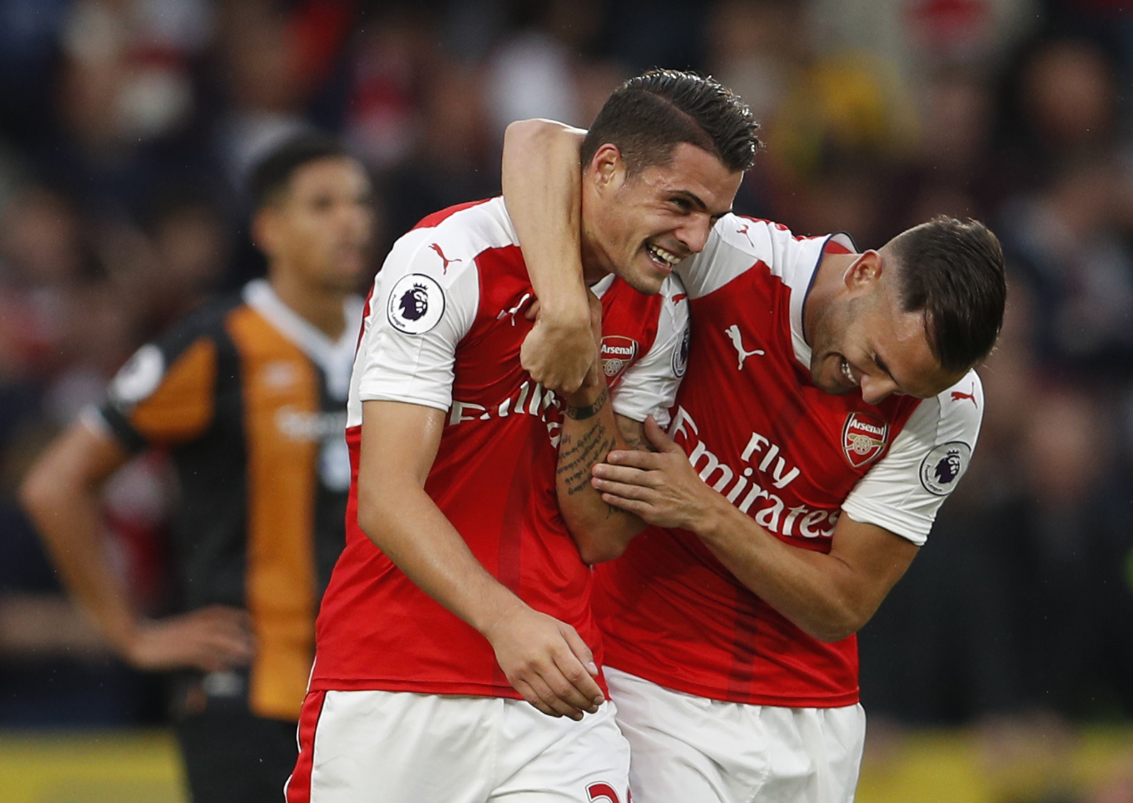 Tân binh Xhaka lập siêu phẩm, đưa Arsenal lên nhì bảng