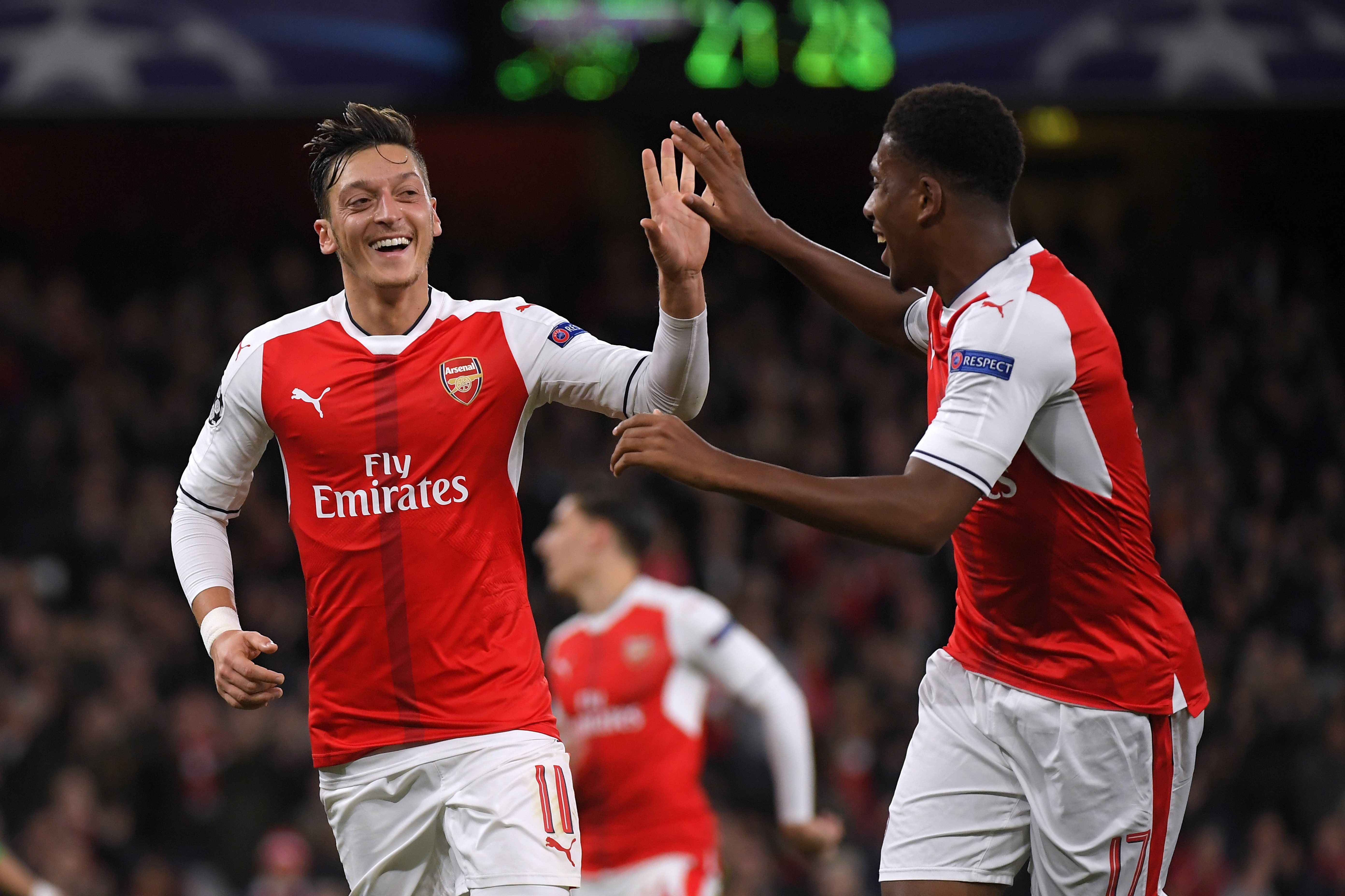 Ozil và các “pháo thủ” đang có phong độ rất tốt. Ảnh: REUTERS