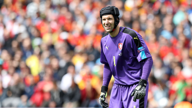 Thủ môn Cech giã từ tuyển Czech