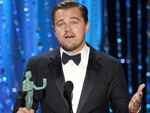 Leonardo DiCaprio đã chạm một tay vào tượng Oscar