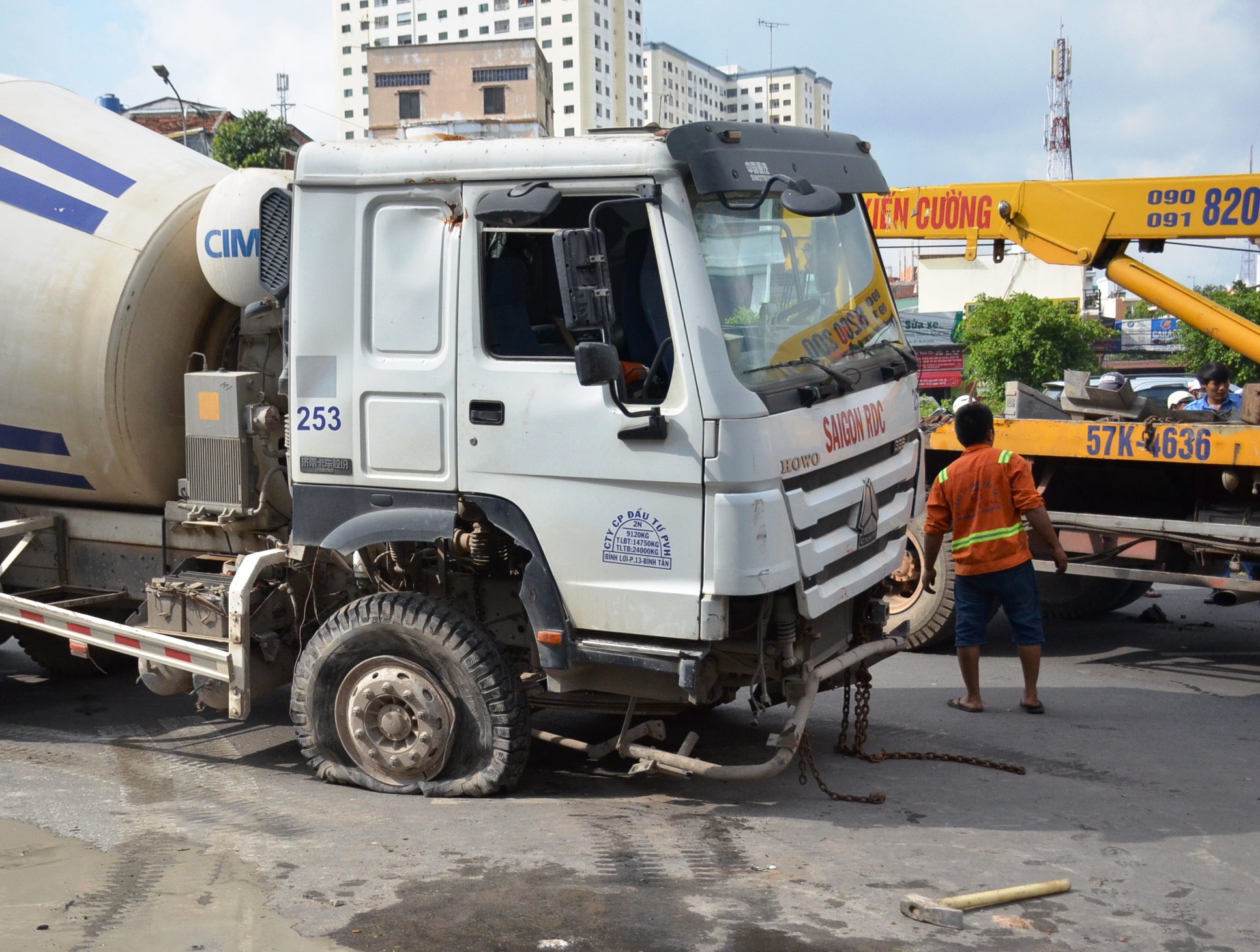 Chiếc xe bị sự cố được kéo ra ngoài để giải tỏa hiện trường