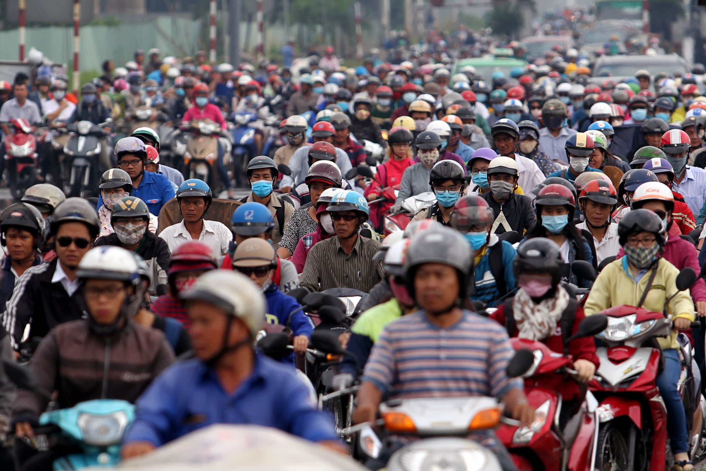 Chỉ còn biết nhìn nhau
