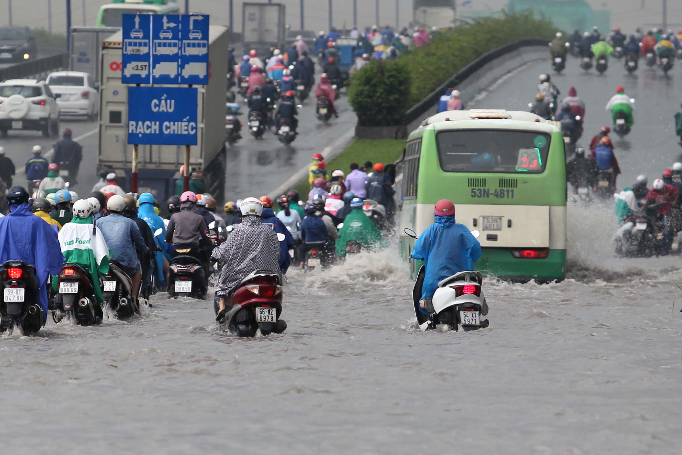 Mưa to cũng gây ngập nặng dưới chân cầu Rạch Chiếc