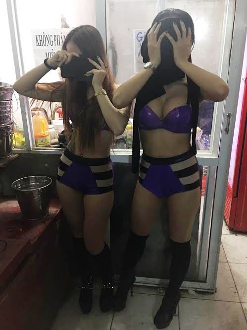 
Hai tiếp vi&ecirc;n ăn mặc kh&ecirc;u gợi, nhảy nh&oacute;t phục vụ kh&aacute;ch
