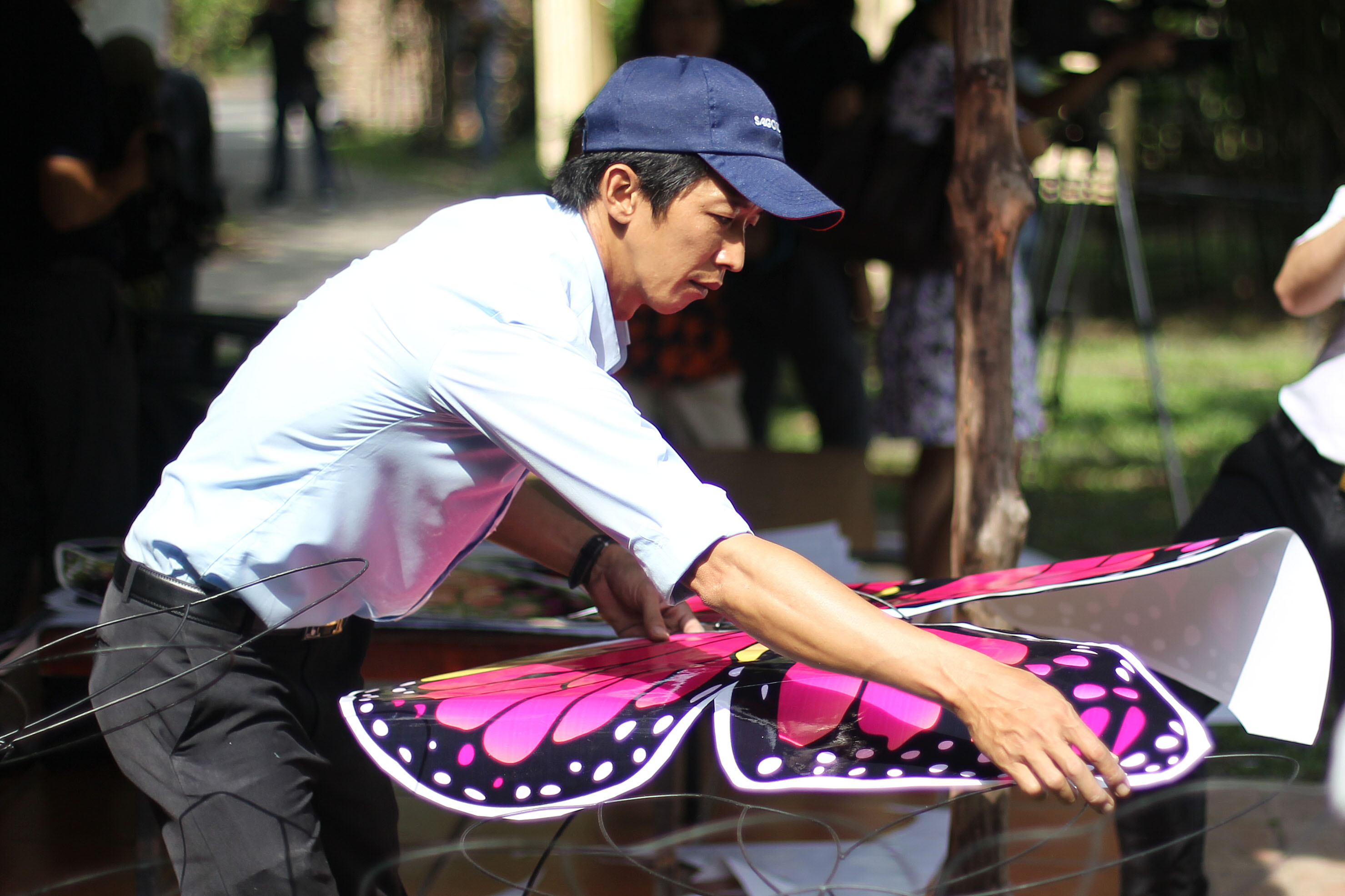 Nghệ nhân đang dán hình bươm bướm vào khung