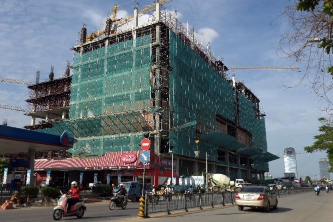 Một khu nh&agrave; cao tầng đang được x&acirc;y dựng tại thủ đ&ocirc; Phnom Penh - Ảnh: AFP